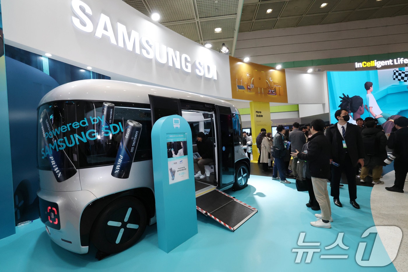 5일 서울 강남구 코엑스에서 개막한 ‘인터배터리 2025’ 삼성SDI 부스를 찾은 관람객이 자율주행차량을 살펴보고 있다. 2025.3.5/뉴스1 ⓒ News1 박세연 기자