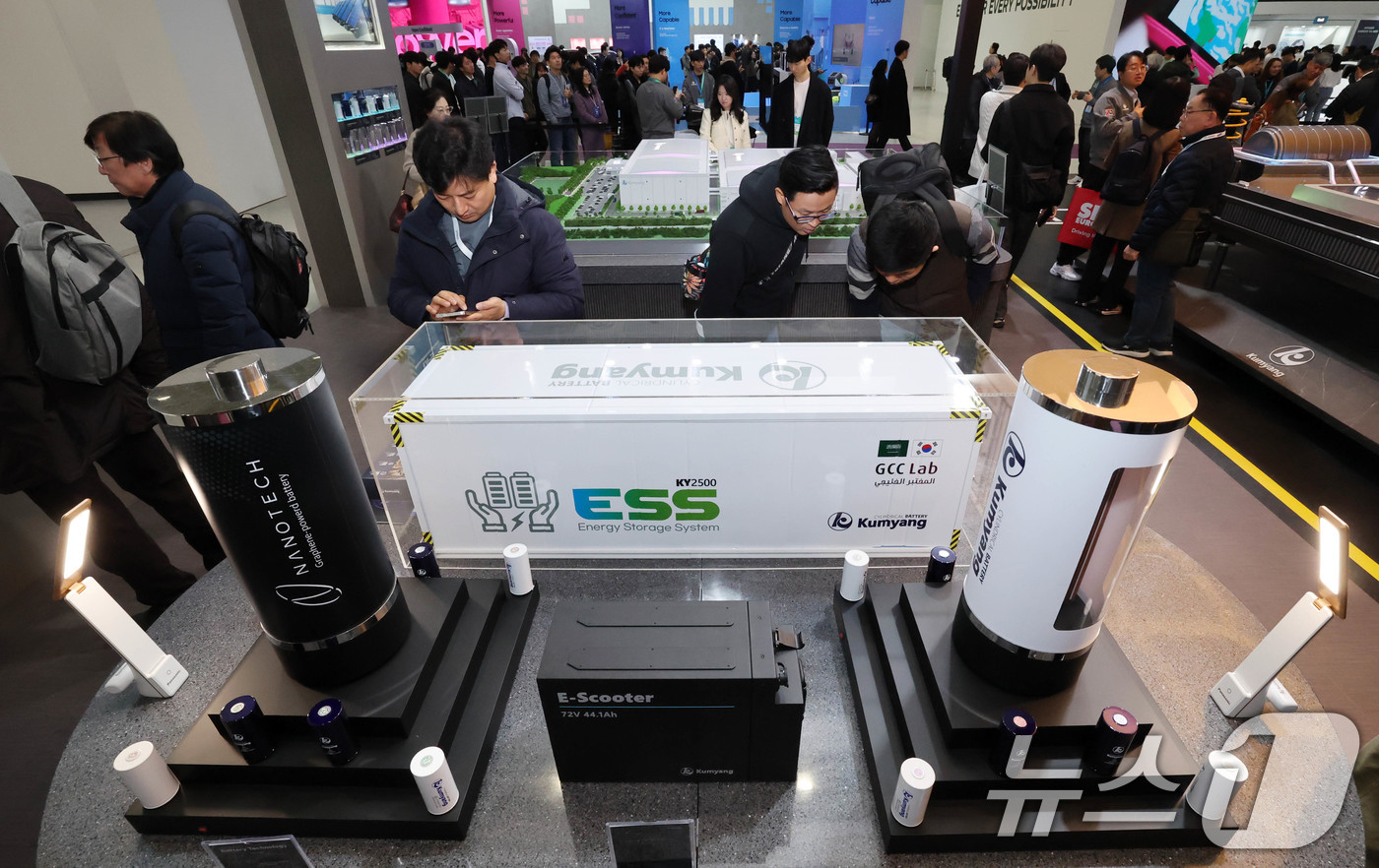 5일 서울 강남구 코엑스에서 개막한 ‘인터배터리 2025’ 금양부스를 찾은 관람객이 배터리 모형을 살펴보고 있다. 2025.3.5/뉴스1 ⓒ News1 박세연 기자