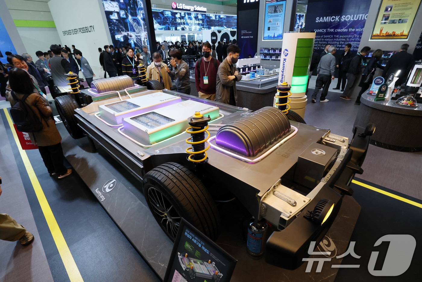 5일 서울 강남구 코엑스에서 개막한 ‘인터배터리 2025’ 금양부스를 찾은 관람객들이 전기차 배터리 모형을 살펴보고 있다.  2025.3.5/뉴스1 ⓒ News1 박세연 기자