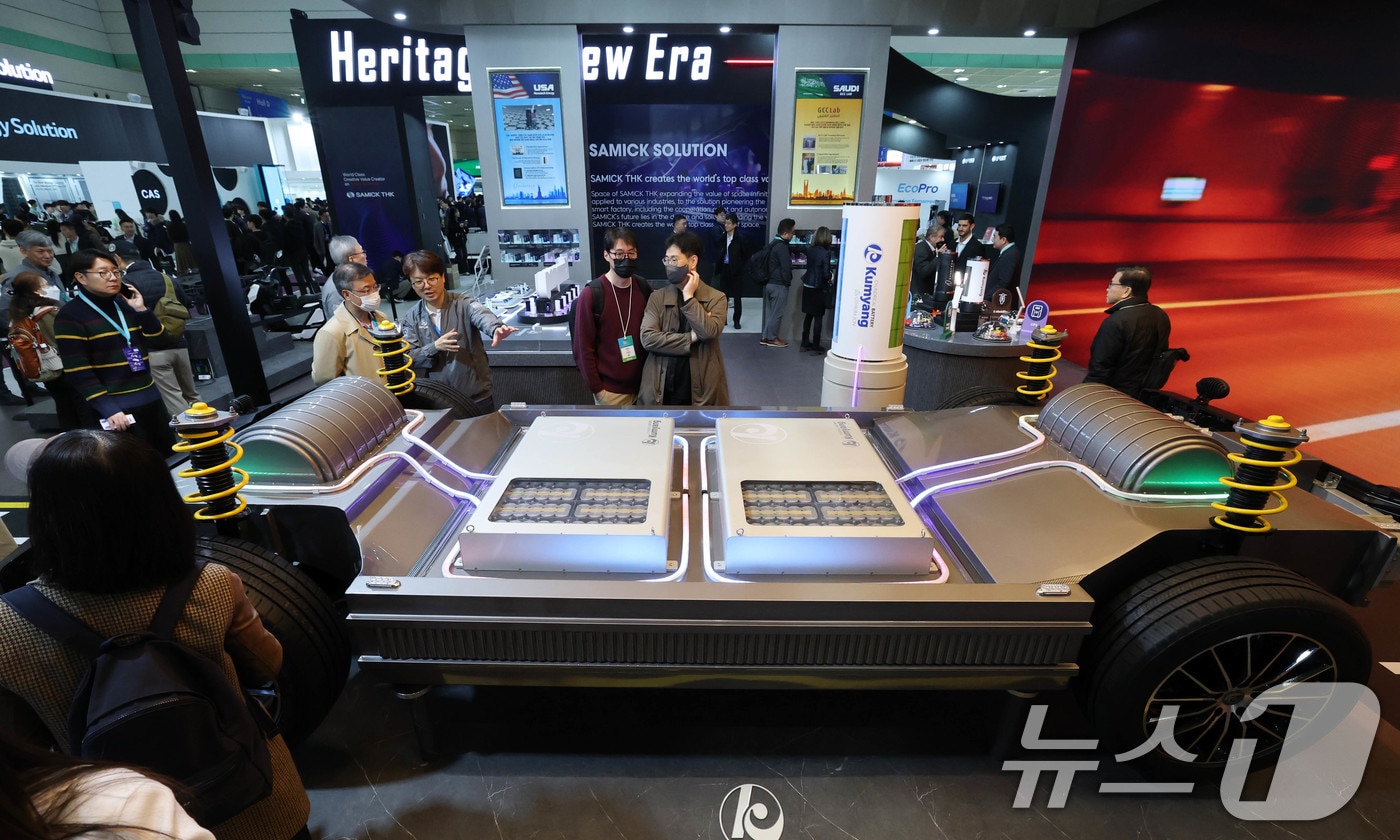 서울 강남구 코엑스에서 개막한 ‘인터배터리 2025’ 금양부스를 찾은 관람객이 전기차 배터리 모형을 살펴보고 있다. ⓒ News1 박세연 기자