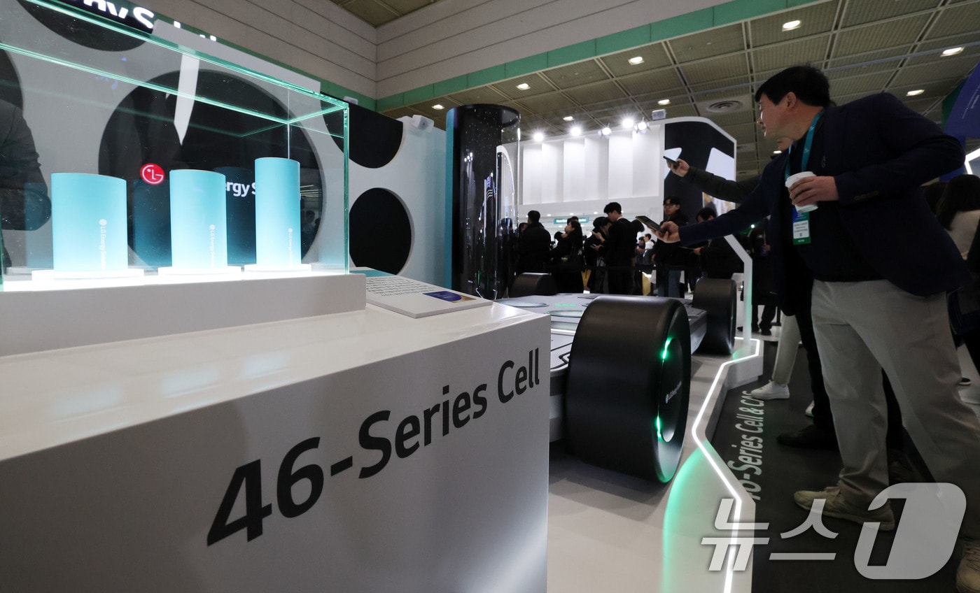 5일 서울 강남구 코엑스에서 개막한 ‘인터배터리 2025’ LG에너지솔루션 부스에 46시리즈 원통형 배터리가 전시돼있다. 올해로 13회를 맞이하는 역대 최대규모의 배터리 전문 전시회인 이번 전시는 688개사 2330부스 규모로 7일까지 3일동안 개최된다. 2025.3.5/뉴스1 ⓒ News1 박세연 기자