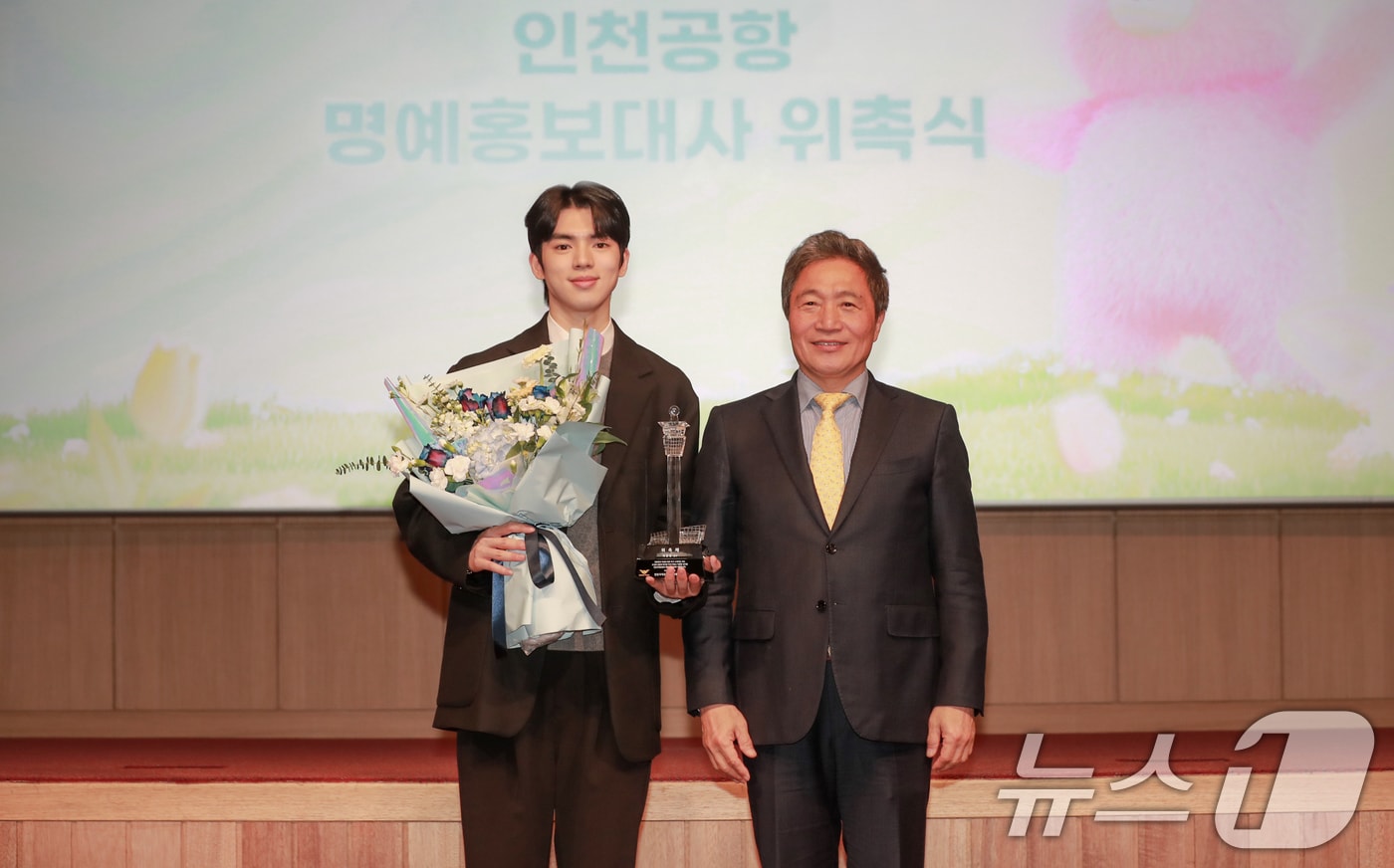 이학재 인천국제공항공사 사장이 5일 인천 중구 인천국제공항공사 본사에서 피겨스케이트 차준환 선수에게 명예 홍보대사 위촉장을 수여하고 있다. (인천국제공항공사 제공. 재판매 및 DB 금지) 2025.3.5/뉴스1