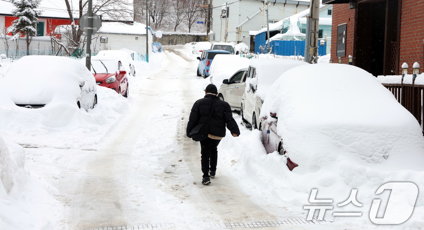 지난 5일 강원 산지에 많은 눈이 내린 가운데 강원도 태백시 황지동에서 차량이 눈속에 파묻혀 있다. 2025.3.5/뉴스1 ⓒ News1 김명섭 기자