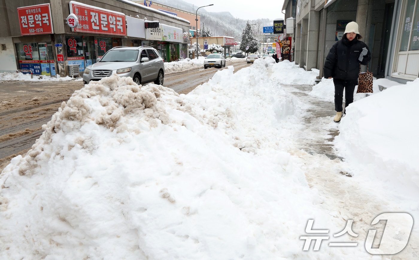 경칩인 5일 강원 산지에 많은 눈이 내린 가운데 강원도 태백시 황지동에서 차량과 시민들이 조심스럽게 이동하고 있다. 2025.3.5/뉴스1 ⓒ News1 김명섭 기자