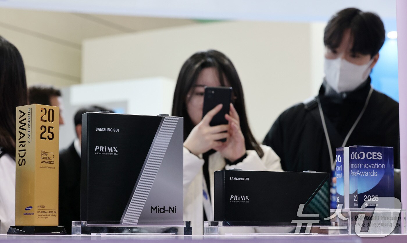 서울 강남구 코엑스에서 개막한 ‘인터배터리 2025’ 삼성SDI 부스에서 관람객들이 배터리를 살펴보고 있다. 2025.3.5/뉴스1 ⓒ News1 박세연 기자