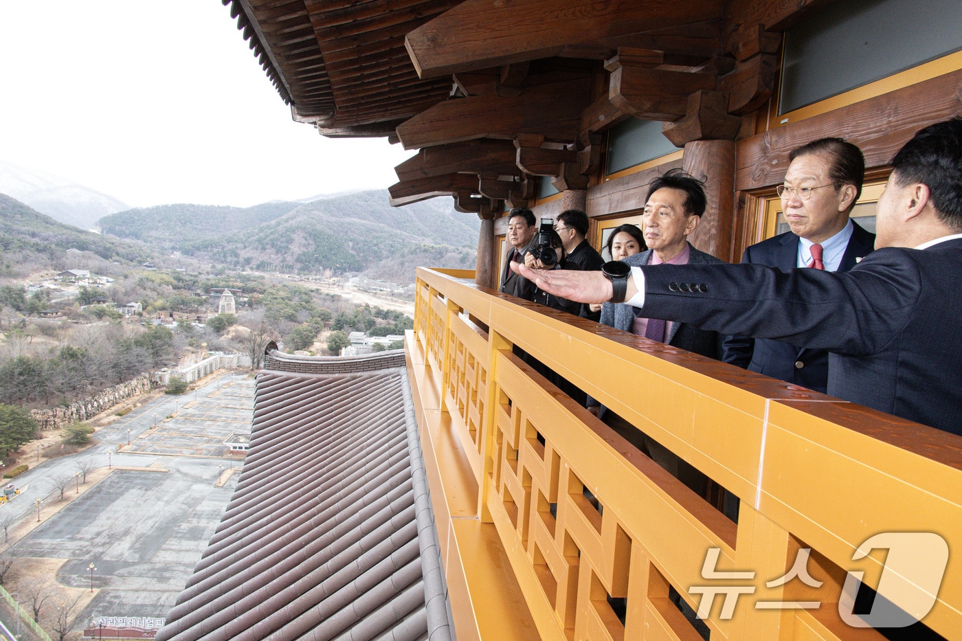 '아시아태평양경제협력체(APEC) 2025 KOREA' 준비상황 점검에 나선 권영세 국민의힘 비상대책위원장이 5일 오후 경북 경주시 엑스포로 황룡원을 찾아 시설을 둘러보고 있다. 2025.3.5/뉴스1 ⓒ News1 이재명 기자