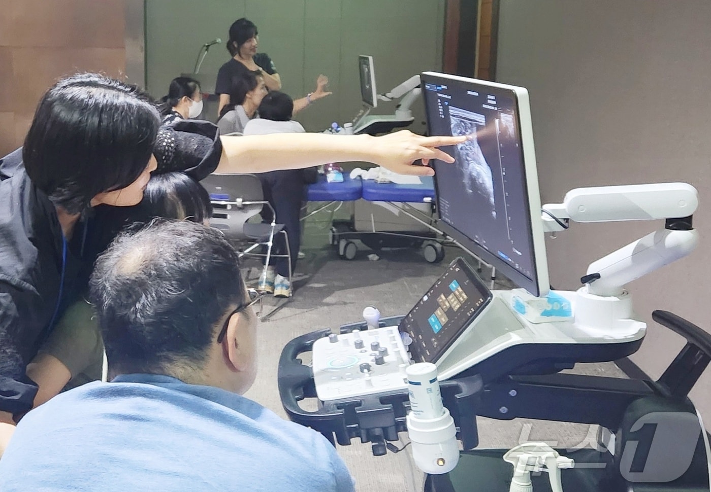 초음파 실습을 하고 있는 수의사들(코벳 제공) ⓒ 뉴스1