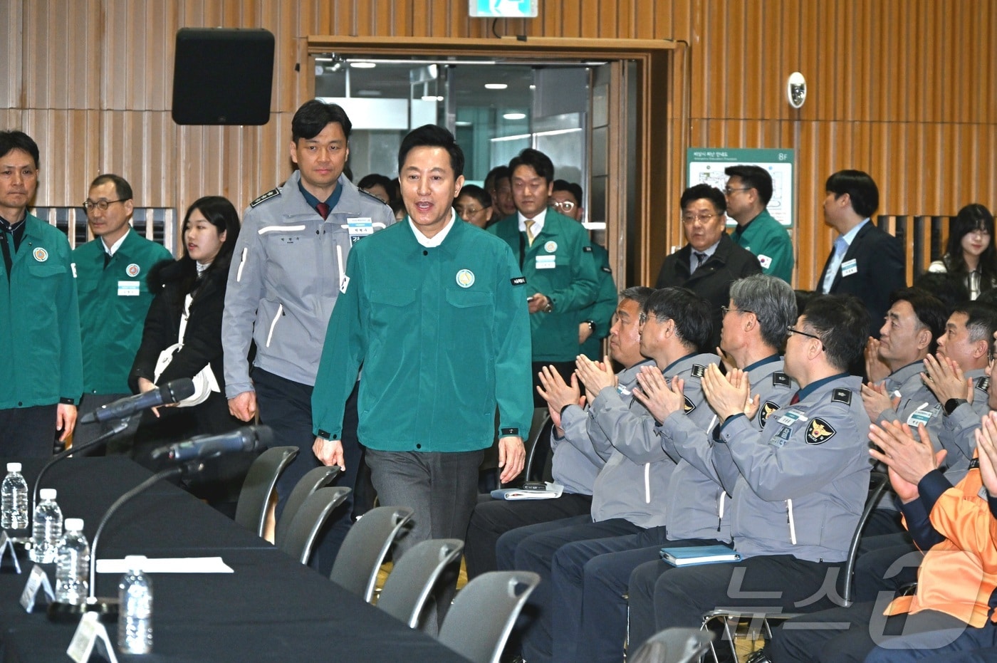 오세훈 서울시장이 5일 오후 서울시청 다목적홀에서 열린 '2025 서울시 통합방위회의'를 주재하기 위해 입장하고 있다.(서울시 제공)