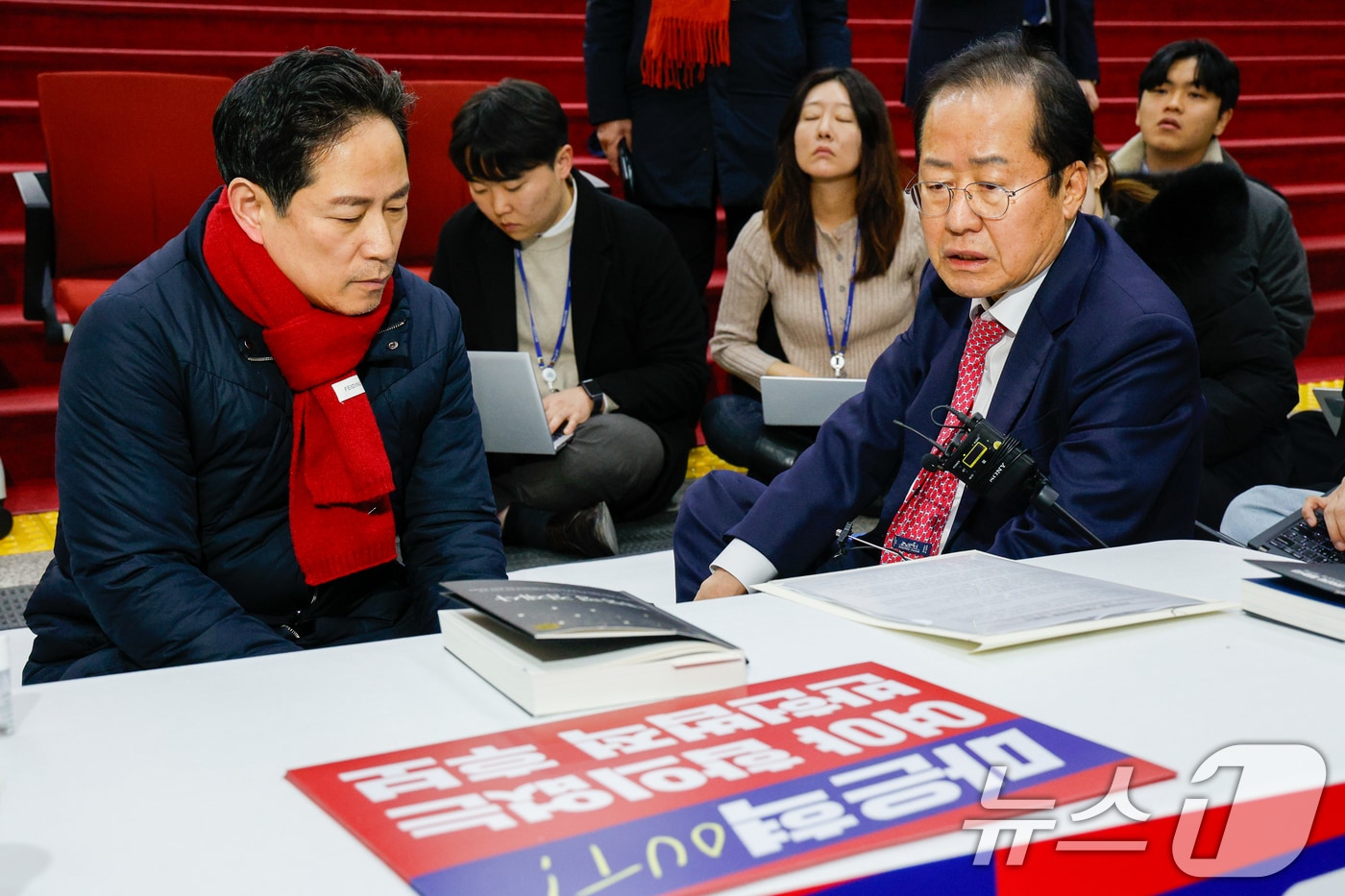 홍준표 대구시장이 5일 서울 여의도 국회 로텐더홀을 찾아 마은혁 헌법재판관 후보자 임명을 반대하며 무기한 단식 농성 나흘 째를 맞은 박수영 국민의힘 의원과 대화하고 있다. &#40;사진은 기사 내용과 무관함&#41; 2025.3.5/뉴스1 ⓒ News1 안은나 기자