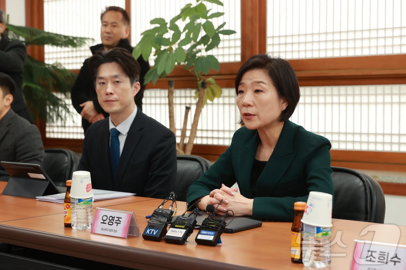 오영주 중소벤처기업부 장관이 5일 경기 시흥 자동차부품 제조기업 율촌을 방문해 미국의 캐나다·멕시코에 대한 25% 관세시행에 따른 영향 및 애로사항을 점검하고 있다. (중소벤처기업부 제공)