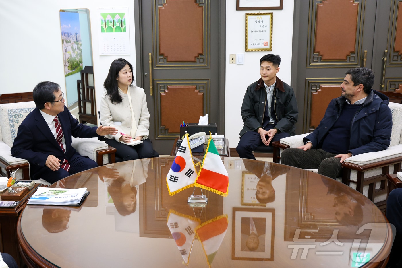 5일 서울 용산구 전쟁기념사업회에서 백승주 전쟁기념사업회장과 안토니노 프렌자 해군 대외협력실장이 대화를 나누고 있다 (전쟁기념사업회 제공)