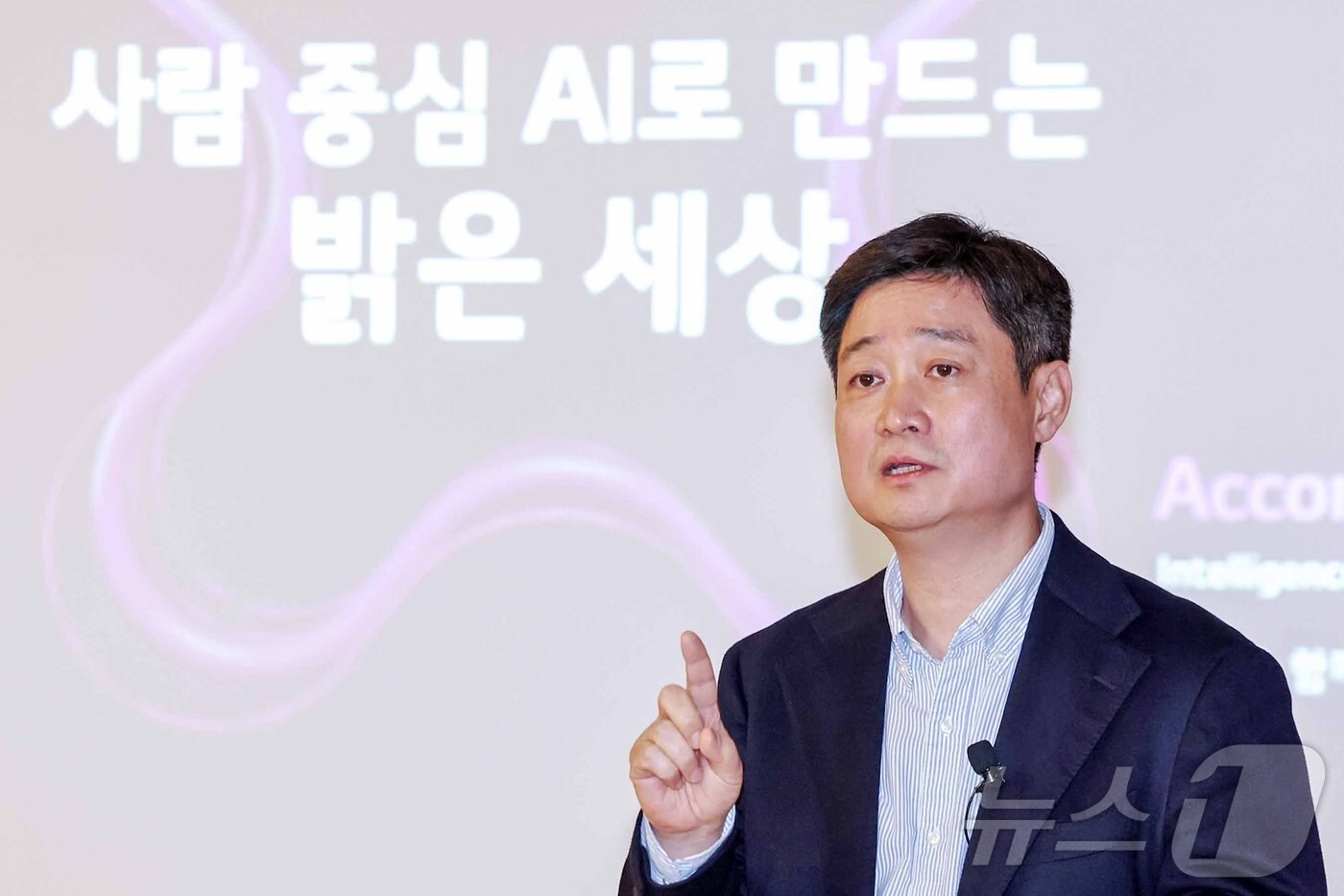 스페인 바르셀로나에서 열리는 &#39;모바일 월드 콩그레스&#40;MWC&#41; 2025&#39;에 참석 중인 홍범식 LG유플러스 대표가 4일&#40;현지시간&#41; 인사이드 바이 멜리아&#40;innside by melia&#41; 호텔에서 기자간담회를 가졌다. ⓒ 뉴스1 민경석 기자