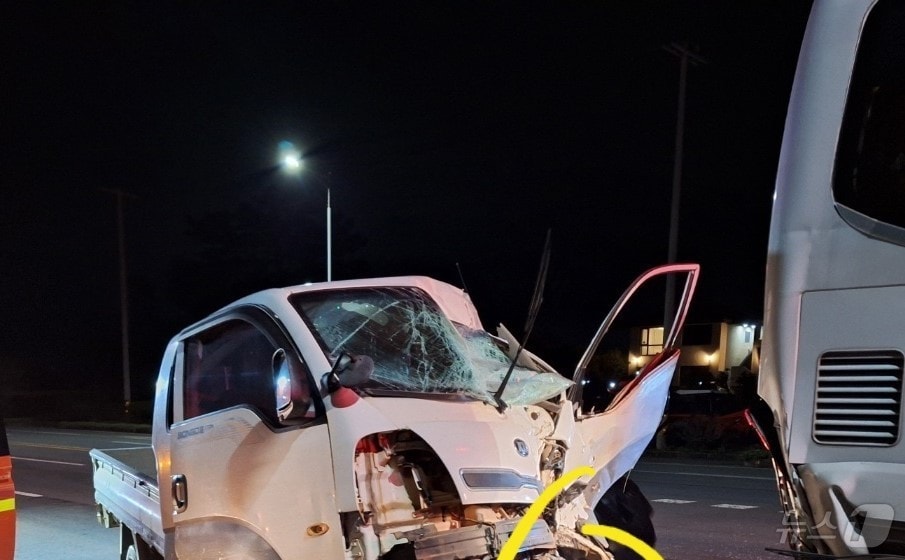  제주에서 1톤 트럭과 버스가 충돌하는 사고가 발생했다.(제주도 소방안전본부 제공, 재판매 및 DB 금지)/뉴스1