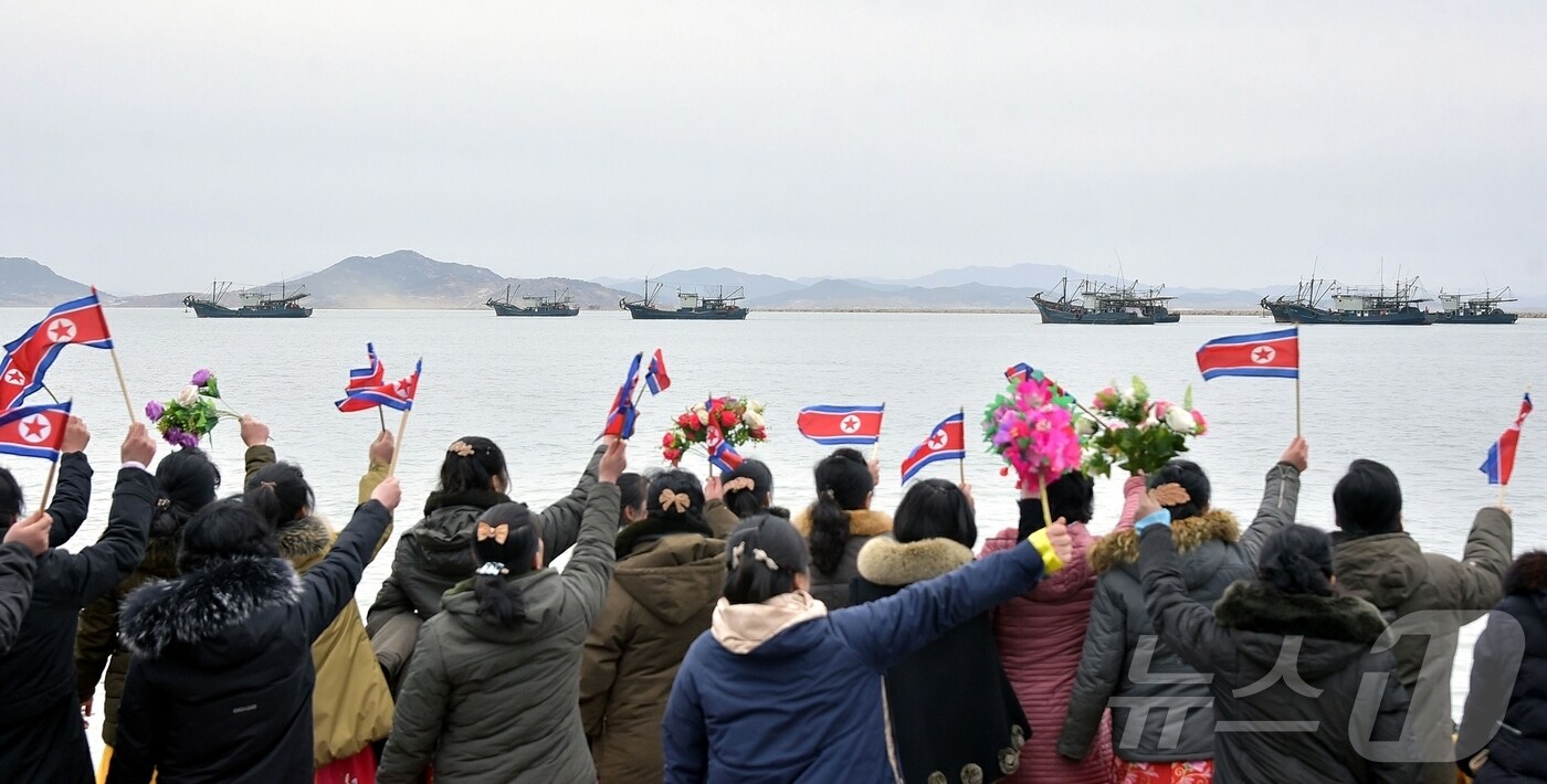 (평양 노동신문=뉴스1) = 북한 노동당 기관지 노동신문은 6일 "서해지구 수산단위에서 올해 첫 출어의 뱃고동 소리를 기운차게 올렸다＂라고 보도했다. [국내에서만 사용가능. 재배포 금지. DB 금지. For Use Only in the Republic of Korea. Redistribution Prohibited] rodongphoto@news1.kr