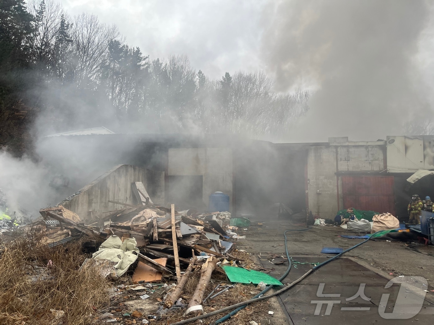 대구 달성군 논공읍의 한 폐기물재활용업체에서 불이 나 소방당국이 30여분 만에 진화했다.(대구소방안전본부 제공.재판매 및 DB 금지)