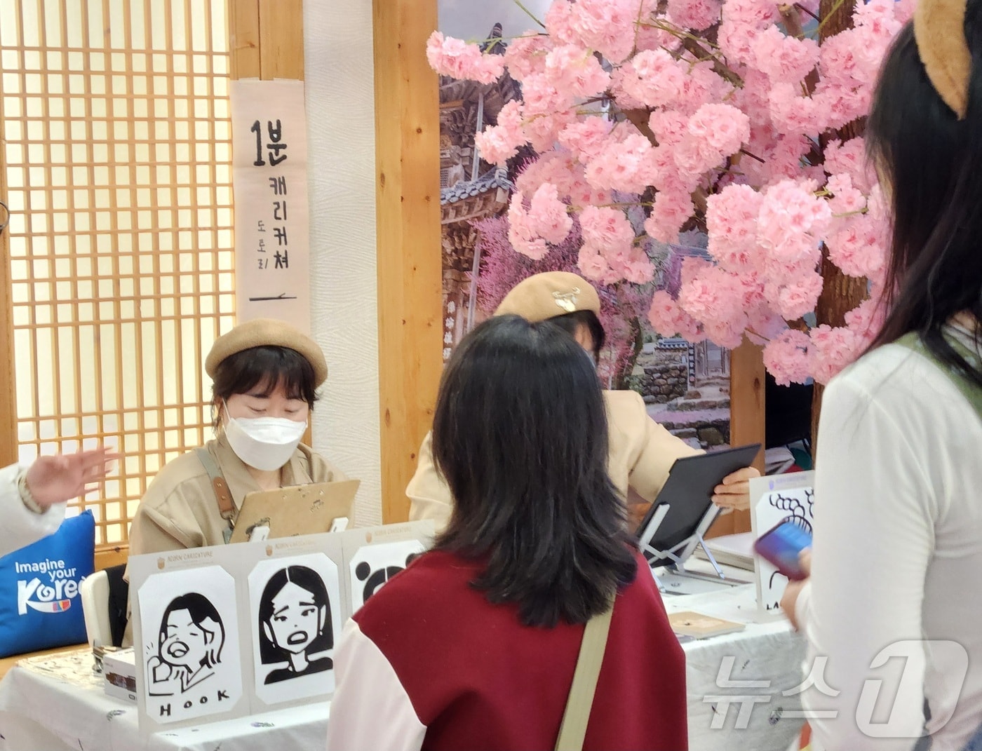 광저우 K-관광 로드쇼와 연계해 운영하는 봄꽃 여행테마 홍보관에서 관람객들이 체험 프로그램에 참여하고 있다.&#40;한국관광공사 제공&#41;