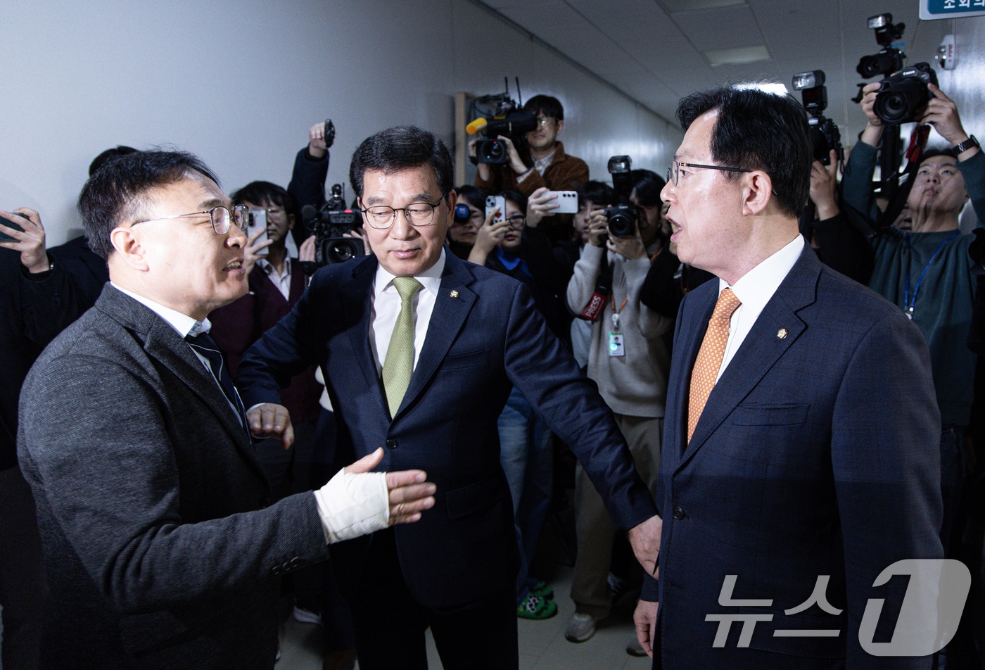 신정훈 국회 행정안전위원회 위원장이 6일 오전 서울 여의도 국회 행정안전위원회에서 열린 김대웅 중앙선거관리위원회 위원 후보자 인사청문회가 정회된 후 이만희 국민의힘 의원과 이광희 더불어민주당 의원이 설전을 벌이자 말리고 있다. 2025.3.6/뉴스1 ⓒ News1 이재명 기자