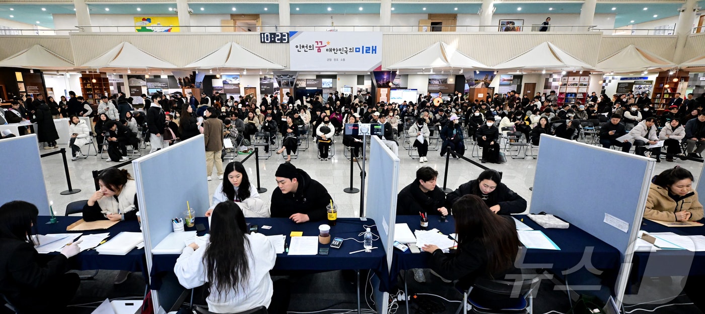 6일 시청 중앙홀에서 '천원주택(매입임대주택)' 예비입주자 신청접수를 받고 있다.(인천시 제공) ⓒ News1 박소영 기자