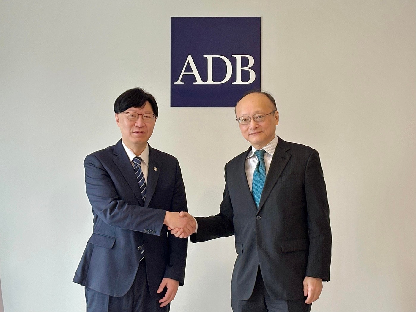 김소영 금융위원회 부위원장이 6일 오전 필리핀 아시아개발은행(ADB; Asian Development Bank)을 방문해 마사토 칸다(Masato Kanda) 신임 총재와 아시아 지역 금융분야 발전을 위한 금융위와 ADB간 협력 강화방안에 대한 의견을 교환했다. (금융위원회 제공)