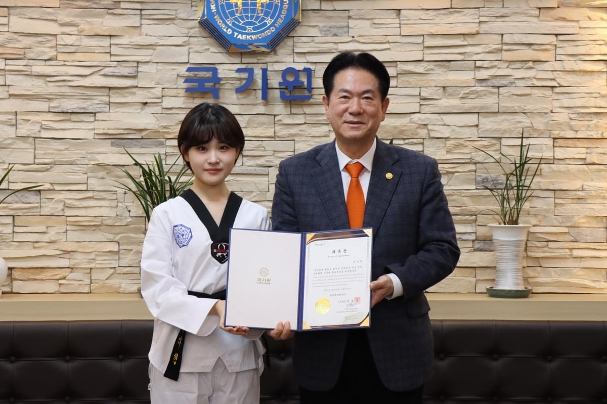 가수 김다현 양이 6일 국기원에서 홍보대사 위촉장을 받은 뒤 이동섭 국기원장과 함께 기념사진을 찍고 있다. (국기원 제공) 2025.03.06/ 뉴스1 ⓒ News1