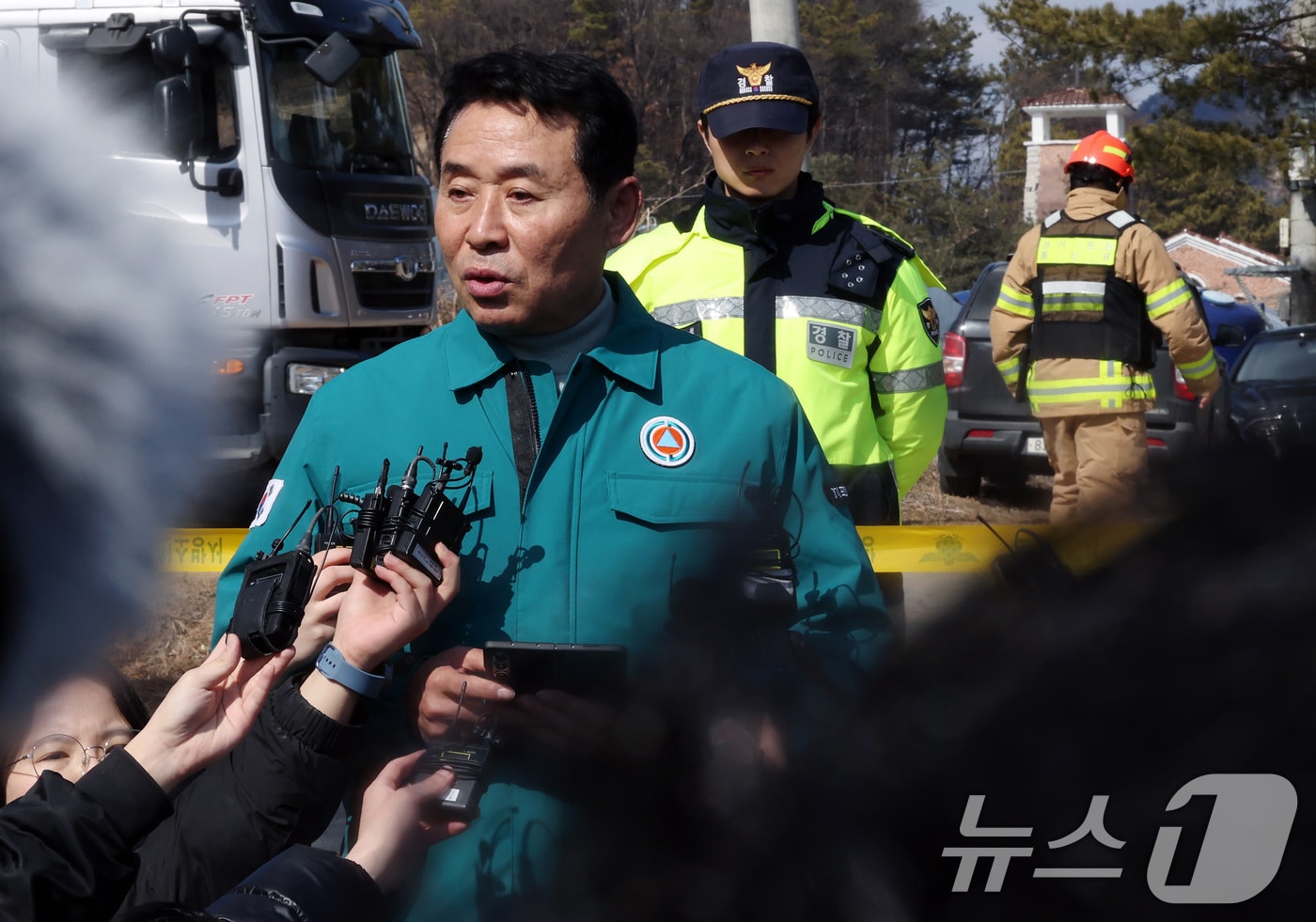 백영현 포천시장이 6일 경기 포천시 이동면 노곡리의 한 민가에서 발생한 포탄 오발사고 관련 입장을 밝히고 있다.2025.3.6 ⓒ 뉴스1 이동해 기자