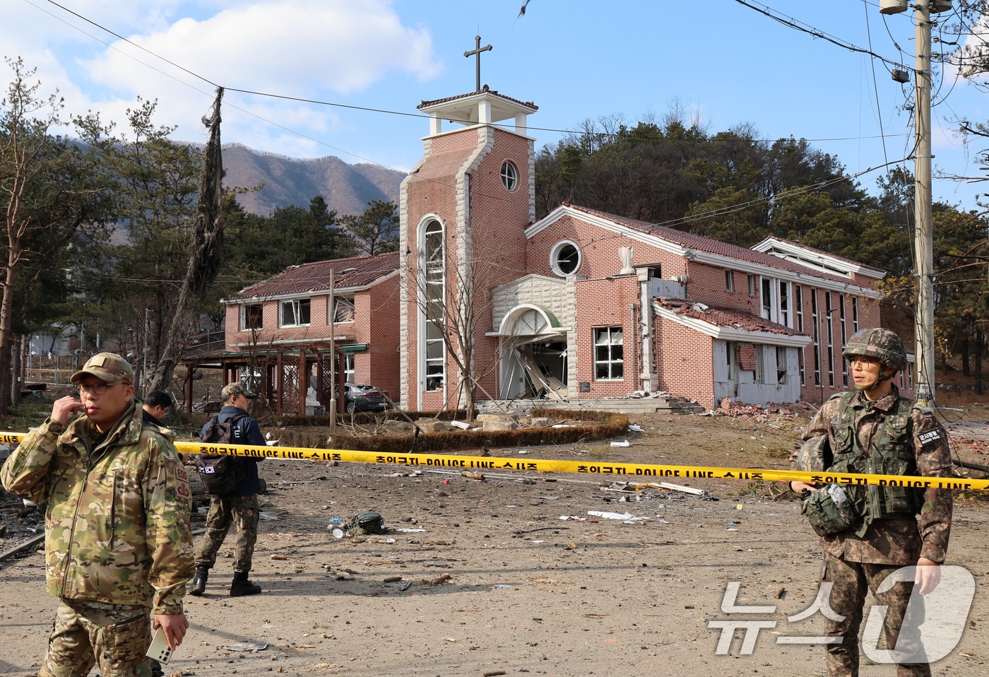 한미 연합훈련 도중 전투기의 폭탄이 민가에 떨어지는 오폭 사고가 발생한 6일 오후 경기 포천시 이동면 노곡리 사고 현장이 통제되고 있다. (공동취재) 2025.3.6/뉴스1 ⓒ News1 이동해 기자