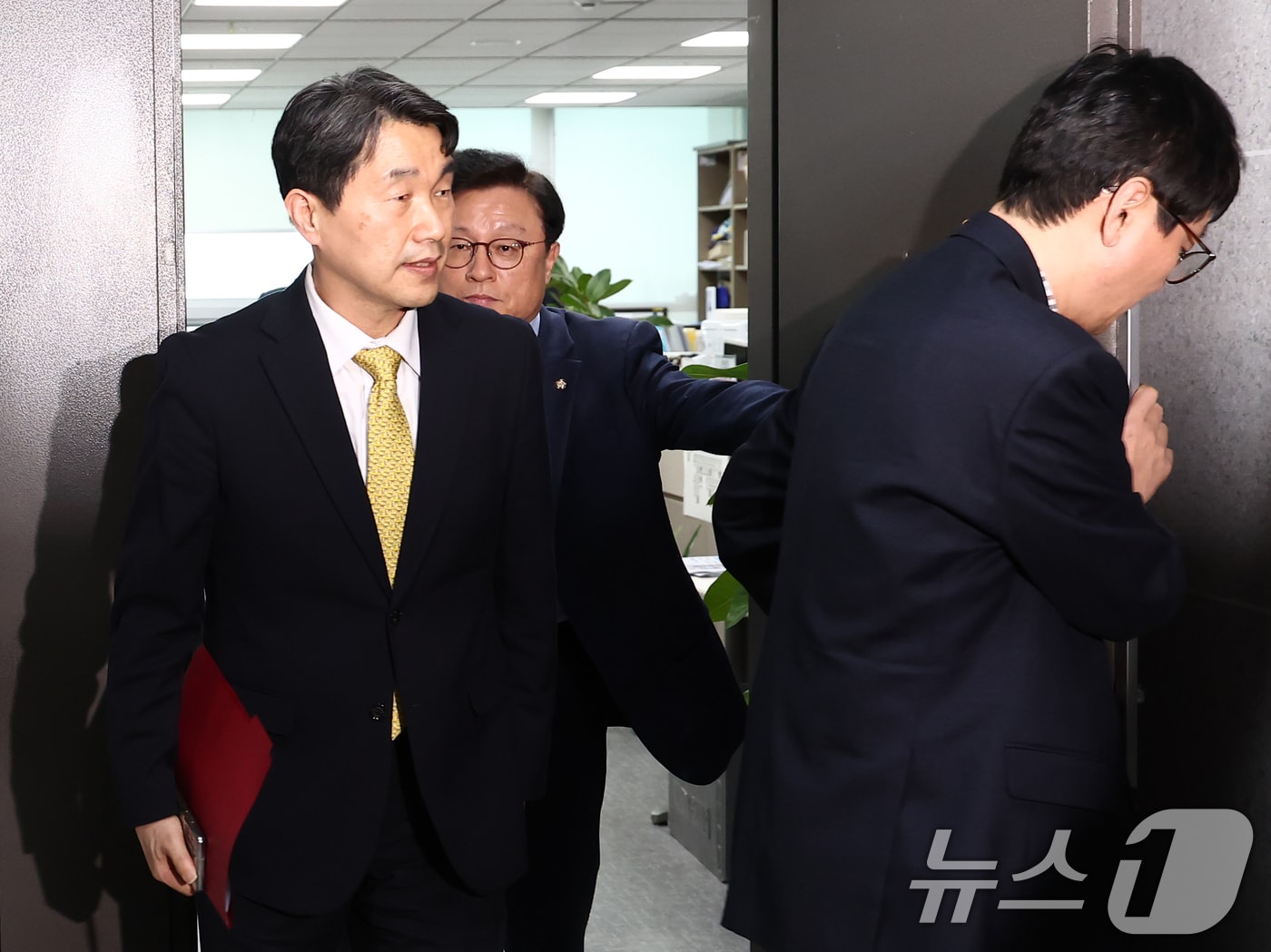 이주호 사회부총리 겸 교육부 장관이 6일 오후 서울 여의도 국회 의원회관에서 권성동 국민의힘 원내대표 등 원내지도부와 2026학년도 의대 정원 관련 긴급 비공개 회의를 한 뒤 나오고 있다. 2025.3.6/뉴스1 ⓒ News1 김민지 기자