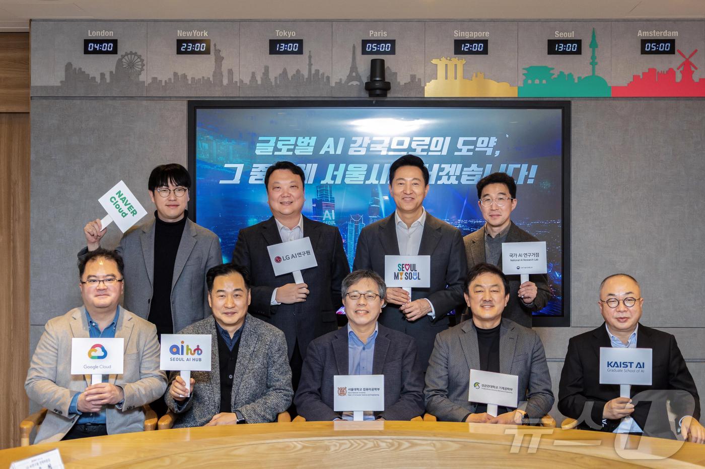  오세훈 서울시장이 6일 오후 서울시청 집무실에서 AI전문가들과 미래 AI산업 육성전략과 인재 양성 방안 등을 논의 후 기념 촬영하고 있다.(서울시 제공)