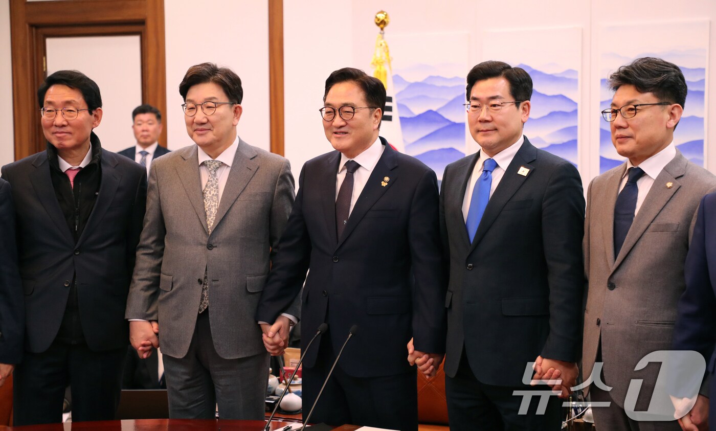 6일 오후 서울 여의도 국회에서 열린 여·야 국정협의회에서 참석자들이 손을 맞잡고 있다. 왼쪽부터 국민의힘 김상훈 정책위의장, 권성동 원내대표, 우원식 국회의장, 더불어민주당 박찬대 원내대표, 진성준 정책위의장. (공동취재) 2025.3.6/뉴스1 ⓒ News1 안은나 기자