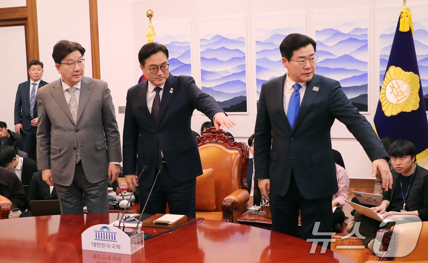 우원식 국회의장(가운데)과 권성동 국민의힘 원내대표(왼쪽), 박찬대 더불어민주당 원내대표가 6일 오후 서울 여의도 국회에서 열린 여·야 국정협의회에 참석하고 있다. (공동취재) 2025.3.6/뉴스1 ⓒ News1 안은나 기자