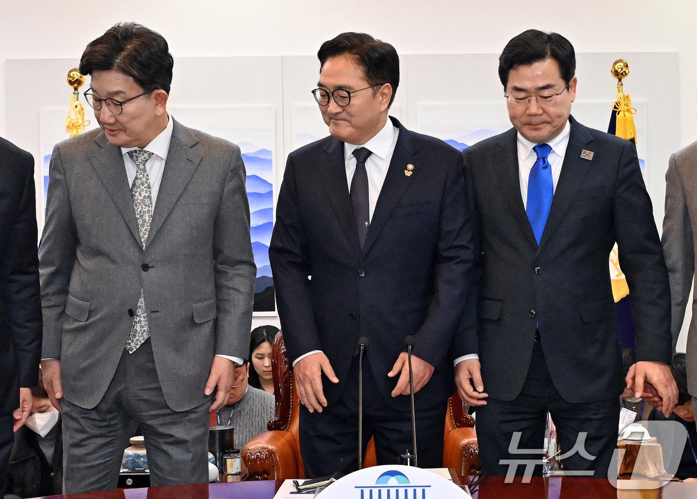 우원식 국회의장(가운데)과 권성동 국민의힘 원내대표(왼쪽), 박찬대 더불어민주당 원내대표가 6일 오후 서울 여의도 국회에서 열린 여·야 국정협의회에 참석해 기념 촬영을 마친 뒤 자리로 향하고 있다. (공동취재) 2025.3.6/뉴스1 ⓒ News1 안은나 기자