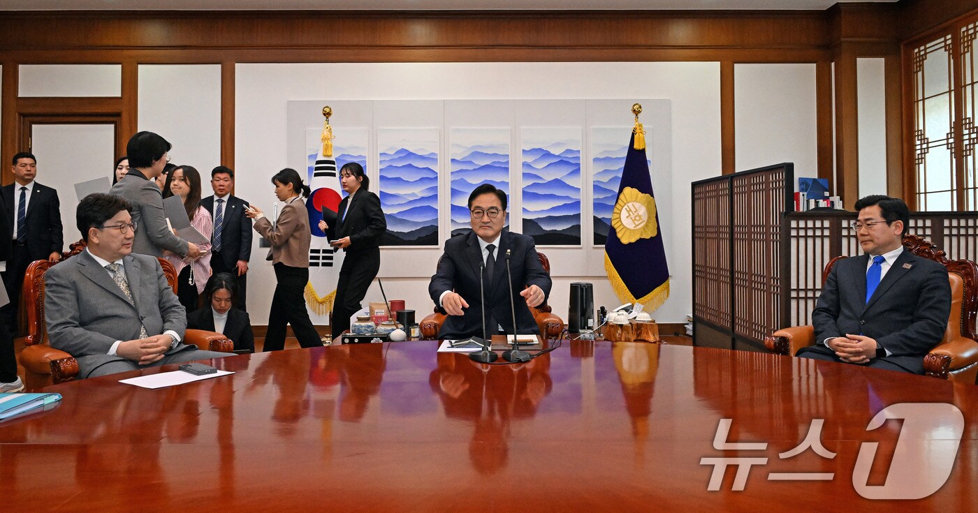 우원식 국회의장(가운데)과 권성동 국민의힘 원내대표(왼쪽), 박찬대 더불어민주당 원내대표가 6일 오후 서울 여의도 국회에서 열린 여·야 국정협의회에 참석하고 있다. (공동취재) 2025.3.6/뉴스1 ⓒ News1 안은나 기자
