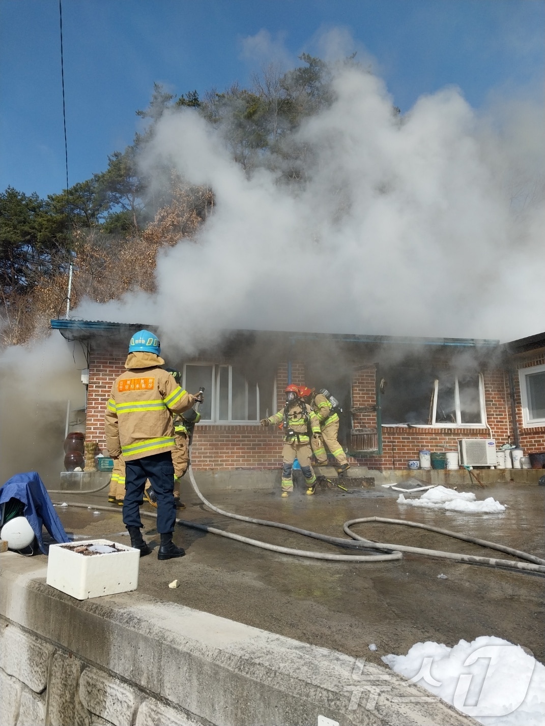 6일 오전 10시 29분쯤 경북 봉화군 봉화읍 해저리 한 주택에서 원인을 알 수 없는 불이나 소방당국이 진화를 하고 있다(경북소방본부 제공. 재판매 및 DB 금지)2025.3.6/뉴스1
