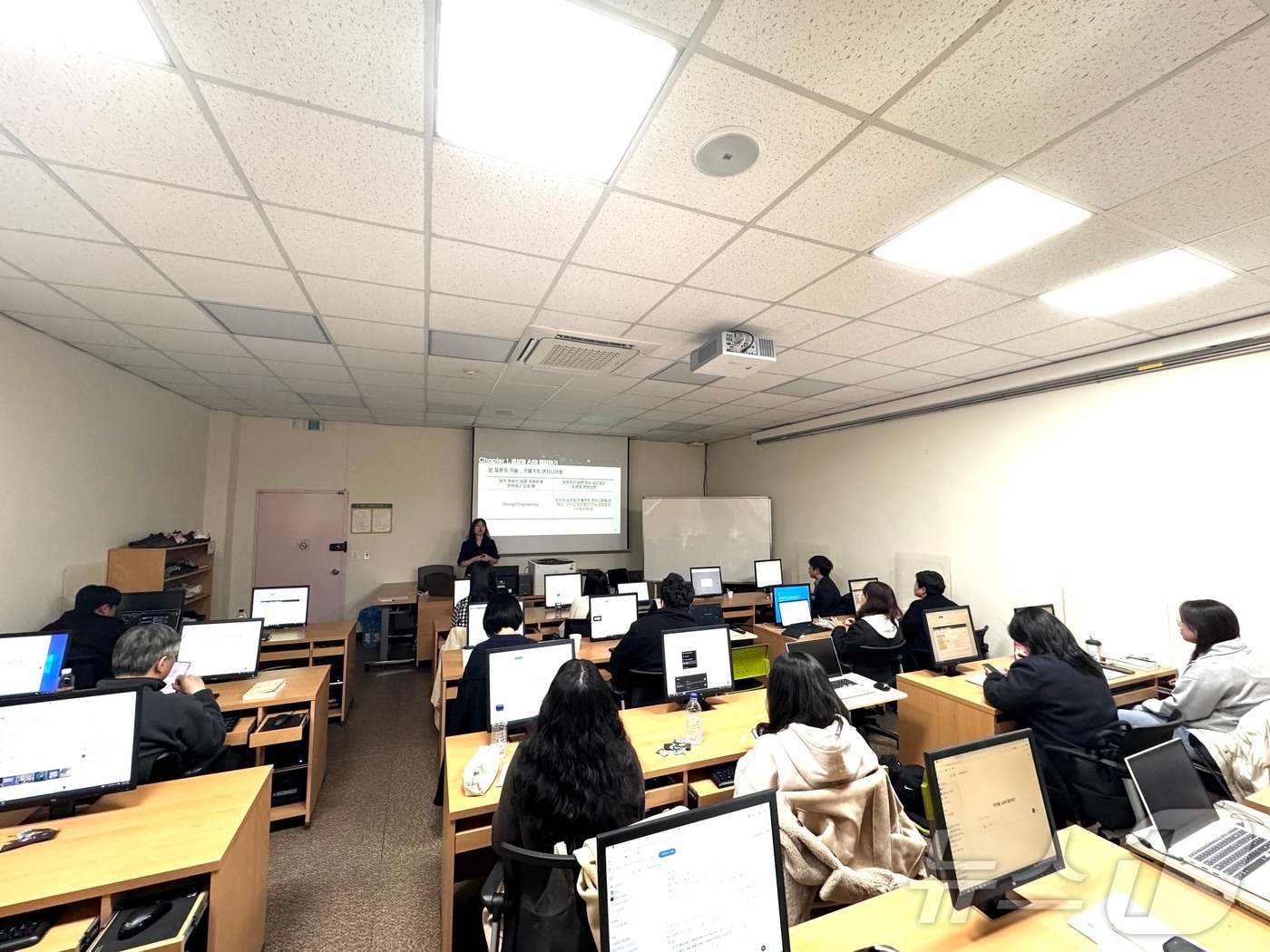 강원 정선군이 6~7일 군 여성회관 전산교육장에서 '정선군청 공직자 생성형 인공지능(AI) 교육'에 나선 가운데, 교육 첫 날인 6일 공직자들이 수강하는 모습. (정선군 제공. 재판매 및 DB금지) 2025.3.6/뉴스1