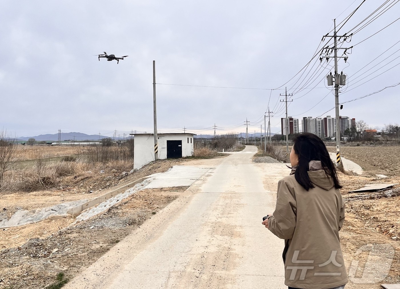 한강청 환경감시단이 지난해 3월 경기 이천시 신둔면 일원에서 드론을 활용해 불법소각을 단속하고 있는 모습.(한강청 제공)