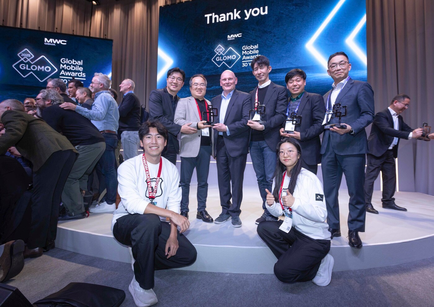 GLOMO2025에서 SKT 수상자들과 야타브엔터 수상자가 존 호프만(John Hoffman) GSMA CEO와 함께 기념 사진을 촬영하는 모습. (SK텔레콤 제공)