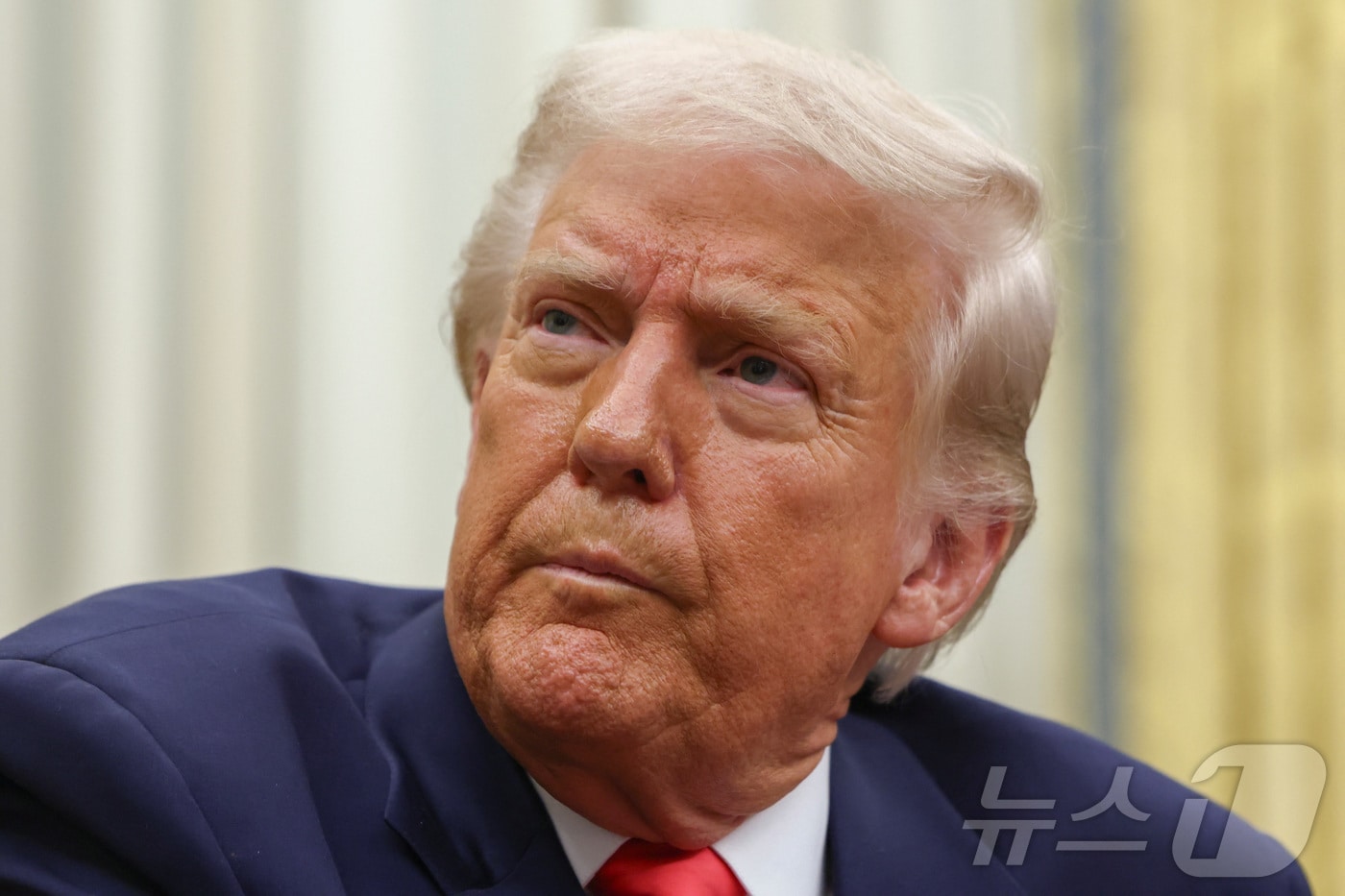 도널드 트럼프 미국 대통령이 6일(현지시간) 미국 워싱턴DC 백악관 집무실에서 기자 질문을 듣고 있다. ⓒ 로이터=뉴스1 ⓒ News1 류정민 특파원