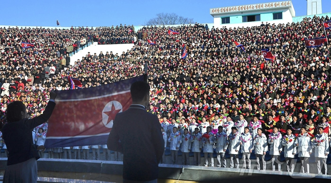 &#40;평양 노동신문=뉴스1&#41; = 북한 노동당 기관지 노동신문은 7일 &#34;평안남도, 황해남도, 자강도의 고급중학교 졸업반 학생들이 조국보위 최전방으로 탄원&#40;자원&#41;했다＂라고 보도했다. [국내에서만 사용가능. 재배포 금지. DB 금지. For Use Only in the Republic of Korea. Redistribution Prohibited] rodongphoto@news1.kr