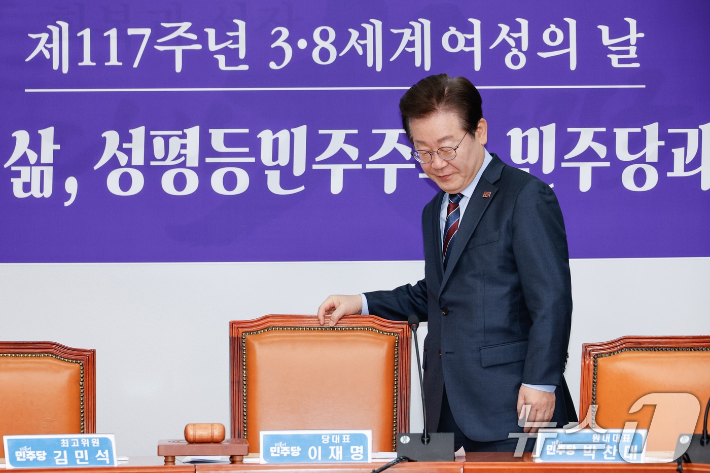 이재명 더불어민주당 대표가 7일 오전 서울 여의도 국회에서 열린 최고위원회의에 입장하고 있다. 2025.3.7/뉴스1 ⓒ News1 안은나 기자