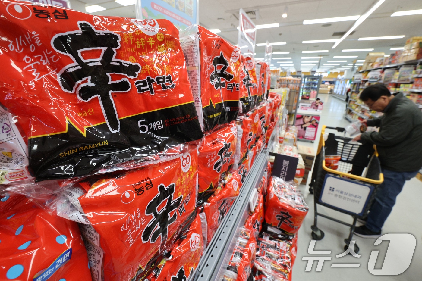 서울의 한 대형마트에서 고객들이 신라면을 살펴보는 모습./뉴스1 ⓒ News1 신웅수 기자