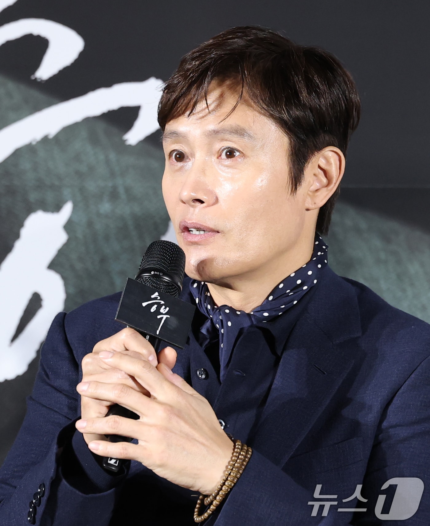 배우 이병헌이 7일 서울 용산구 CGV용산아이파크몰에서 열린 영화 '승부‘(감독 김형주) 제작보고회에 참석해 취재진 질문에 답하고 있다. '승부'는 대한민국 최고의 바둑 레전드 조훈현(이병헌 분)이 제자와의 대결에서 패한 후 타고난 승부사 기질로 다시 한번 정상에 도전하는 이야기다. ⓒ News1 권현진 기자