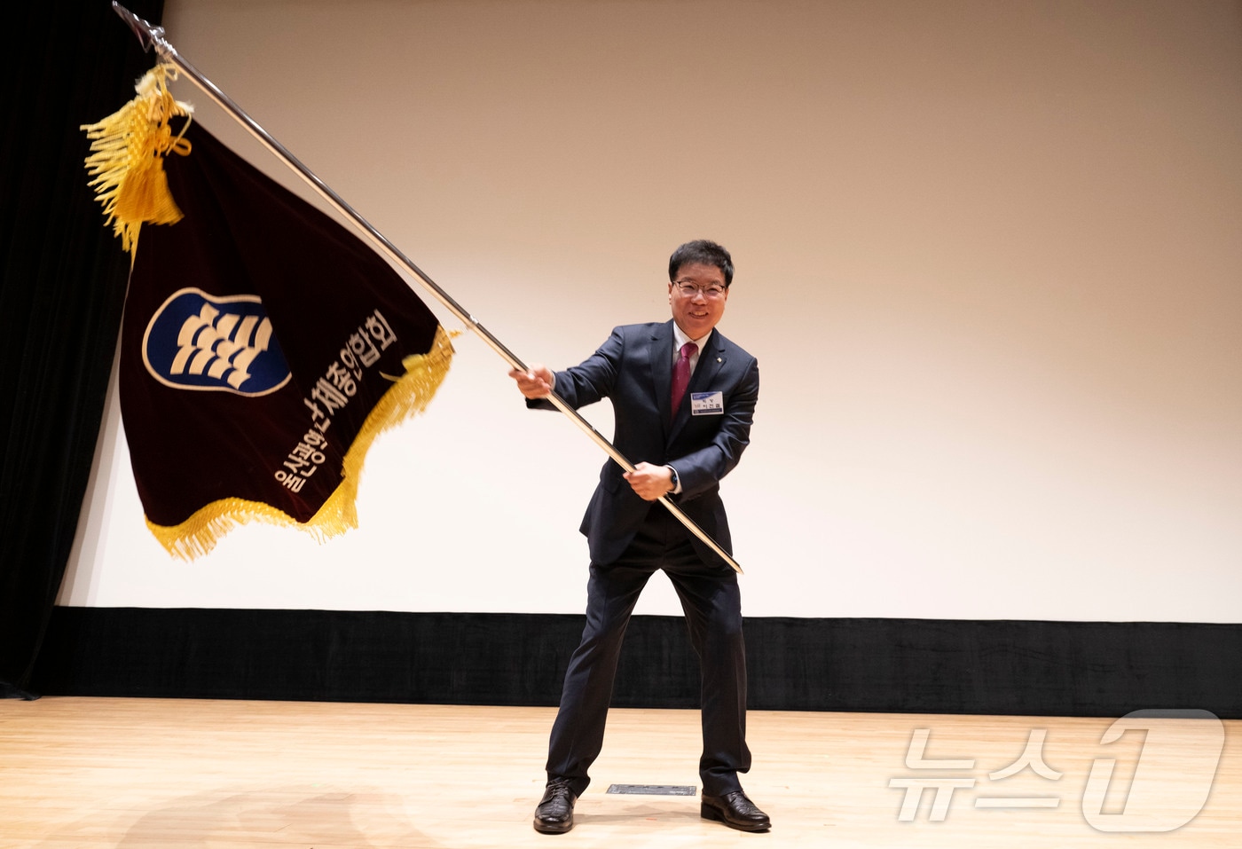 이진철 울산교총 신임 회장이 6일 울주문화예술회관에서 열린 취임식에서 교총기를 들고 있다. (울산교총 제공. 재판매 및 DB 금지) /뉴스1