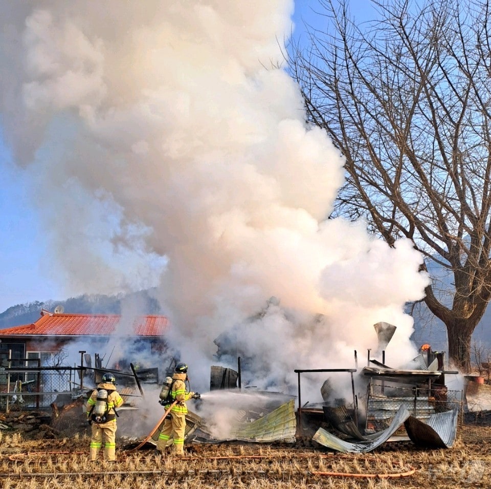 7일 오전 7시 53분쯤 충북 옥천군 청성면 한 창고에서 불이 났다. (옥천소방서 제공. 재판매 및 DB금지) 