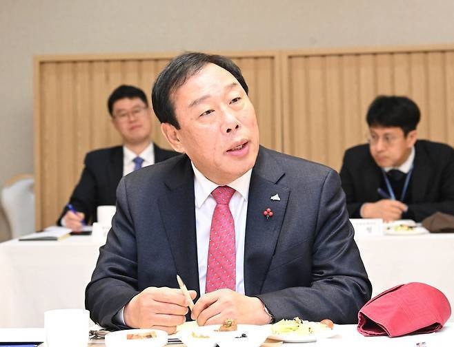  지난 1월 17일 최상목 대통령 권한대행을 만나 대통령실 세종 이전을 강조하는 최민호 세종시장 (세종시 제공. 재판매 및 DB금지)