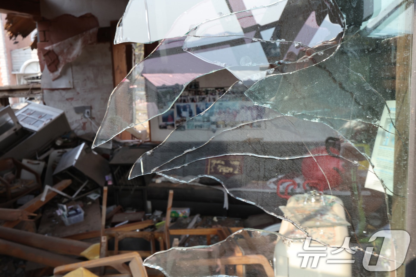 7일 오후 경기 포천시 이동면 노곡리 KF-16 전투기 오폭 사고 현장 인근의 가정집에 깨진 유리창 너머로 가족 사진이 걸려 있다. 2025.3.7/뉴스1 ⓒ News1 신웅수 기자