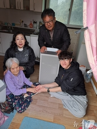 강원 횡성군 공근면 행정복지센터는 7일 지역 내 90세 이상 어르신 가정을 찾아 장수 축하 물품을 전달했다.(횡성군 제공)/뉴스1