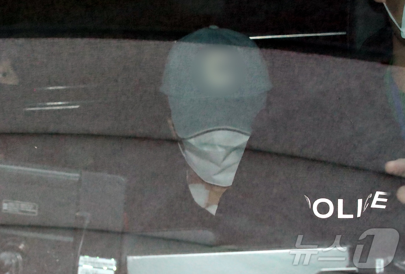대전의 한 초등학교에서 초등학생을 살해한 혐의를 받는 40대 여교사 A 씨가 지난 7일 대전 서부경찰서에서 대면조사를 마치고 둔산경찰서로 이송되고 있다. /뉴스1 ⓒ News1 김기태 기자