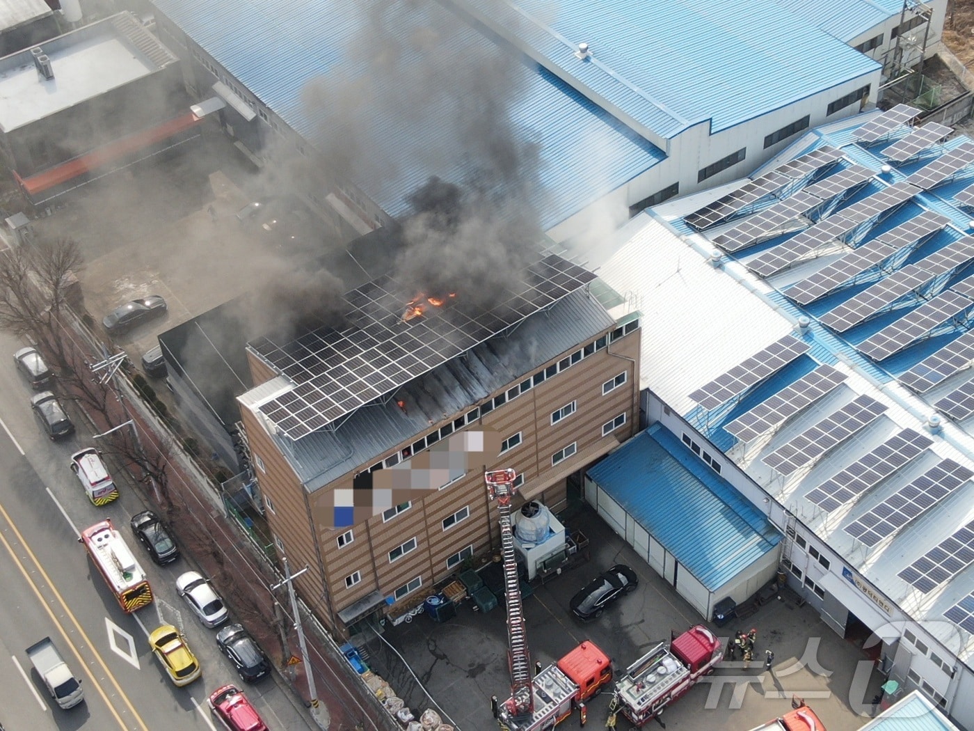 7일 오후 2시 2분쯤 경북 칠곡군 왜관읍 금산리 한 공장에서 불이 나 1시간 30여분만에 진화됐다.(칠곡소방서 제공.재판매 및 DB금지) 2025.3.7/뉴스1
