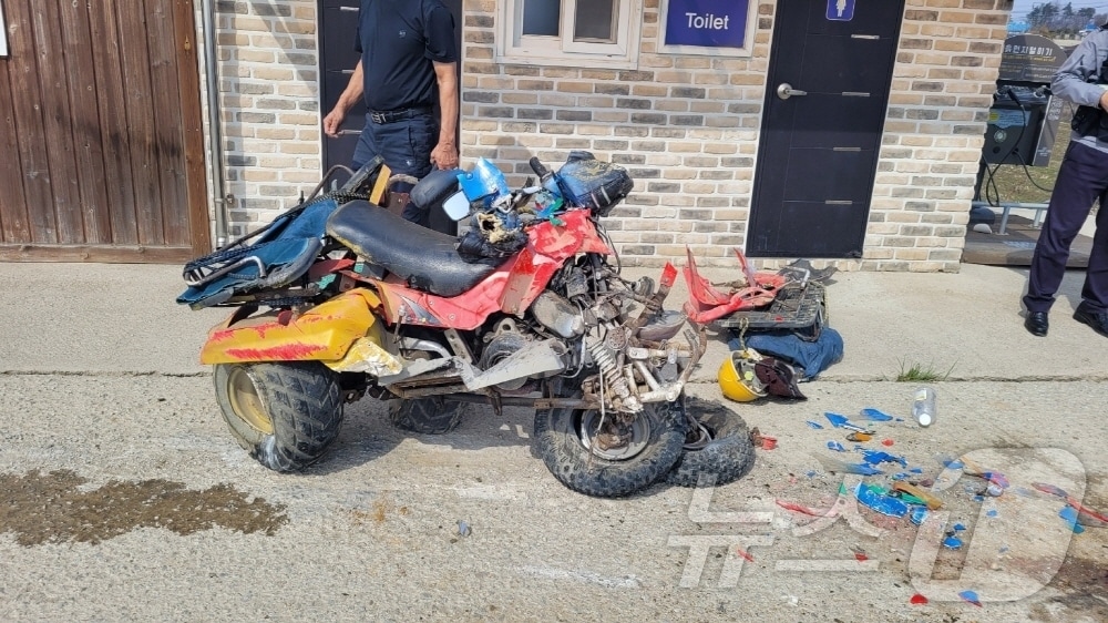  7일 오후 1시 54분께 전북자치도 정읍시 신태인읍 한 도로에서 후진 중이던 덤프트럭이 사륜 오토바이를 들이받았다.(전북소방 제공. 재판매 및 DB금지)