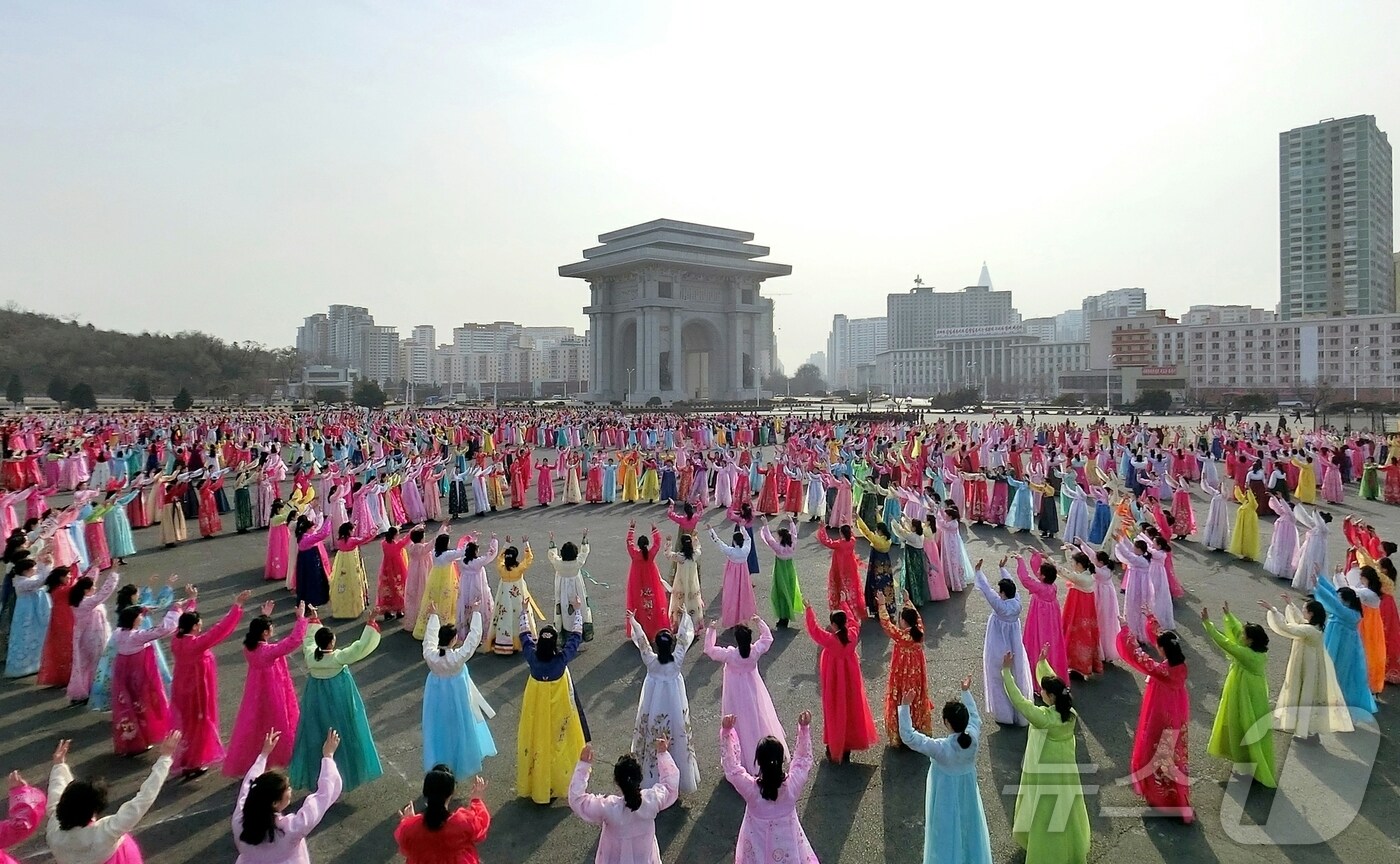 (평양 노동신문=뉴스1) = 북한 노동당 기관지 노동신문은 8일 "3.8 국제부녀절 115주년을 기념해 여맹일군(간부)들과 여맹원들의 무도회가 7일 개선문광장에서 진행됐다＂고 보도했다. [국내에서만 사용가능. 재배포 금지. DB 금지. For Use Only in the Republic of Korea. Redistribution Prohibited] rodongphoto@news1.kr